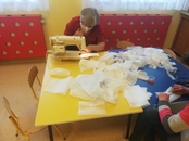 Szyją maseczki i pomagają